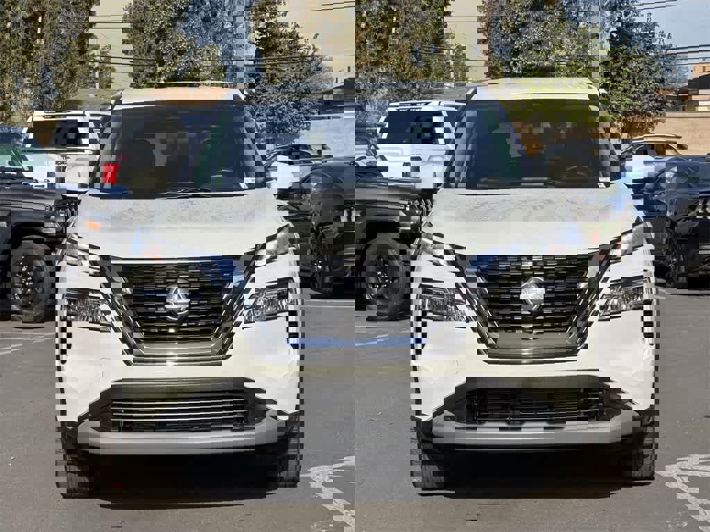 Used 2023 Nissan Rogue SV image 2