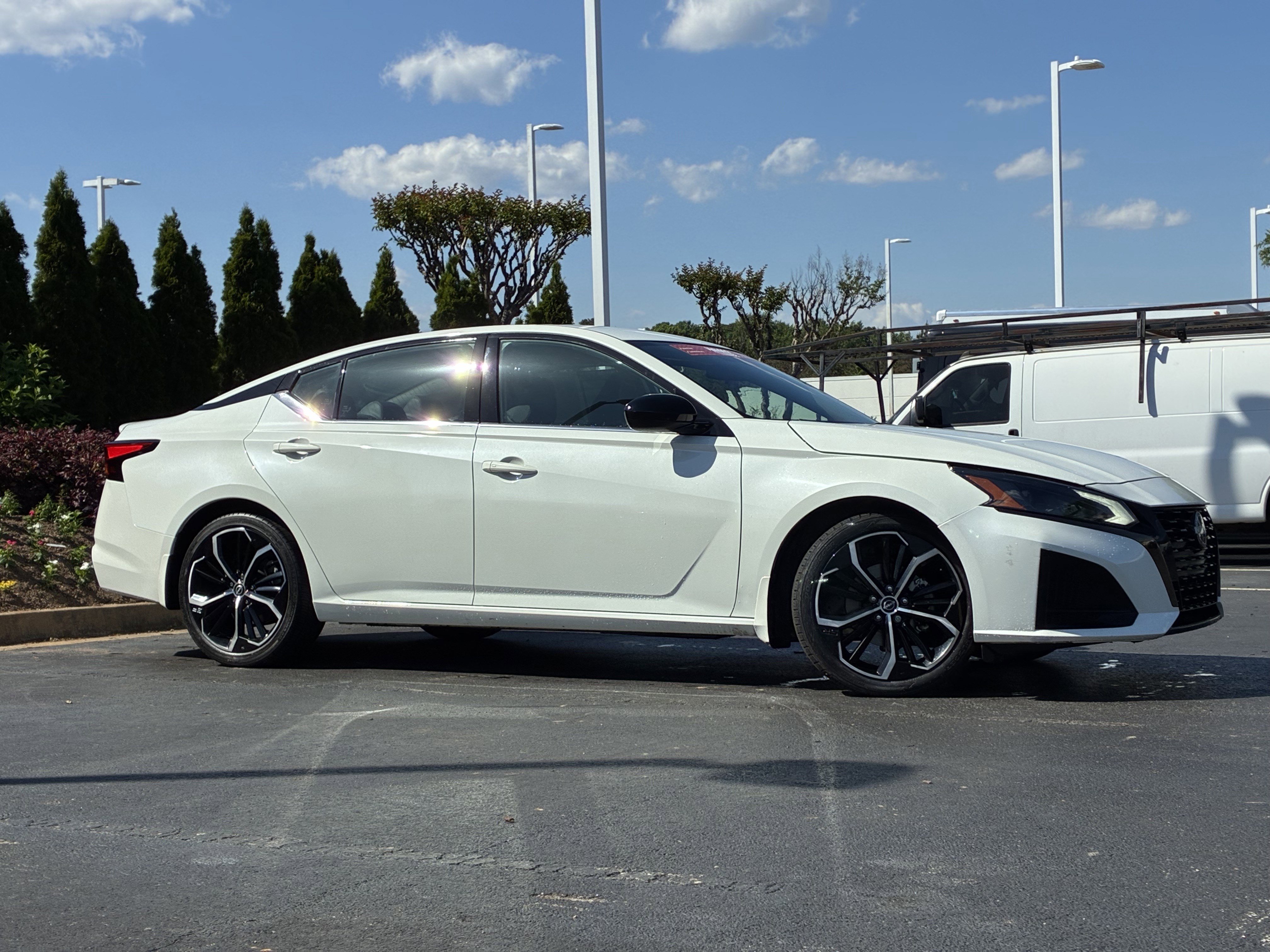 Used 2023 Nissan Altima 2.5 SR FWD image 3