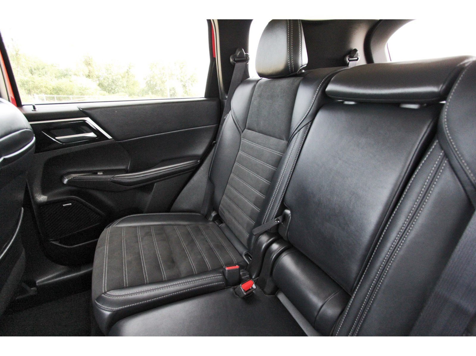 Used 2025 Mitsubishi Outlander SE FWD image 12