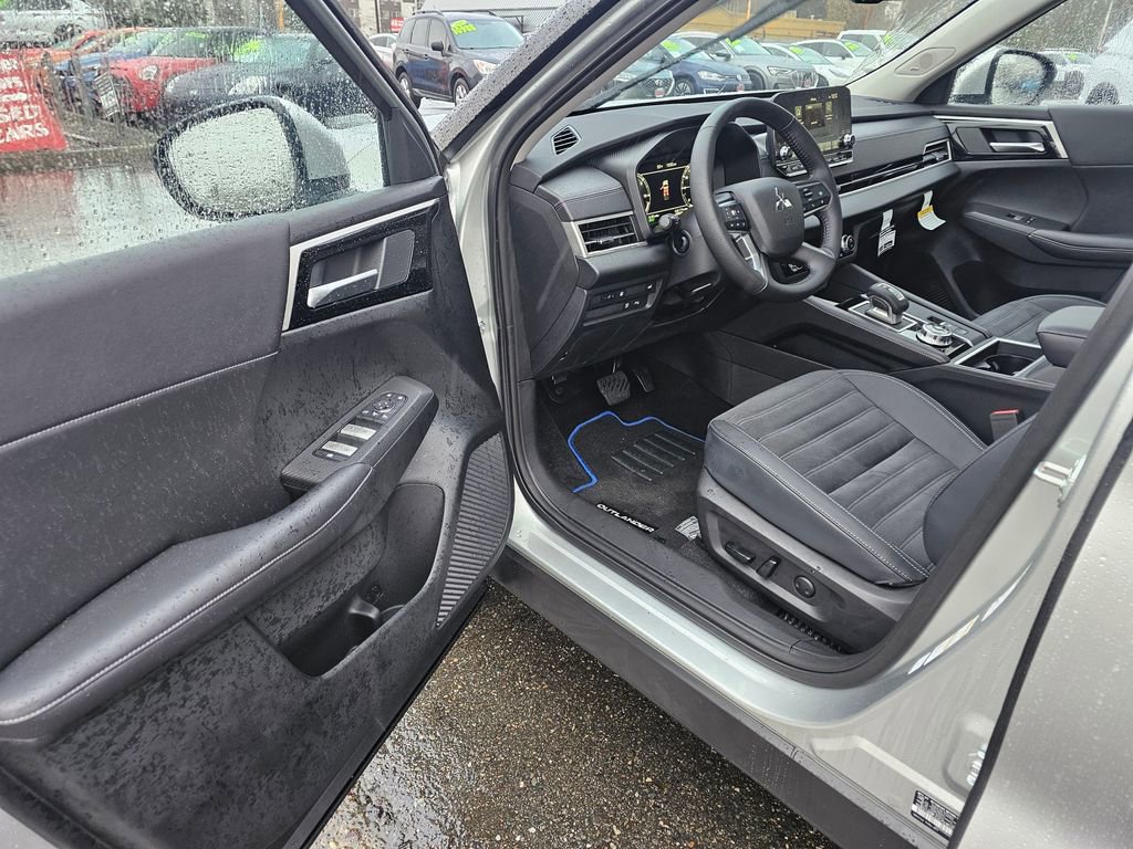 New 2025 Mitsubishi Outlander SE image 14