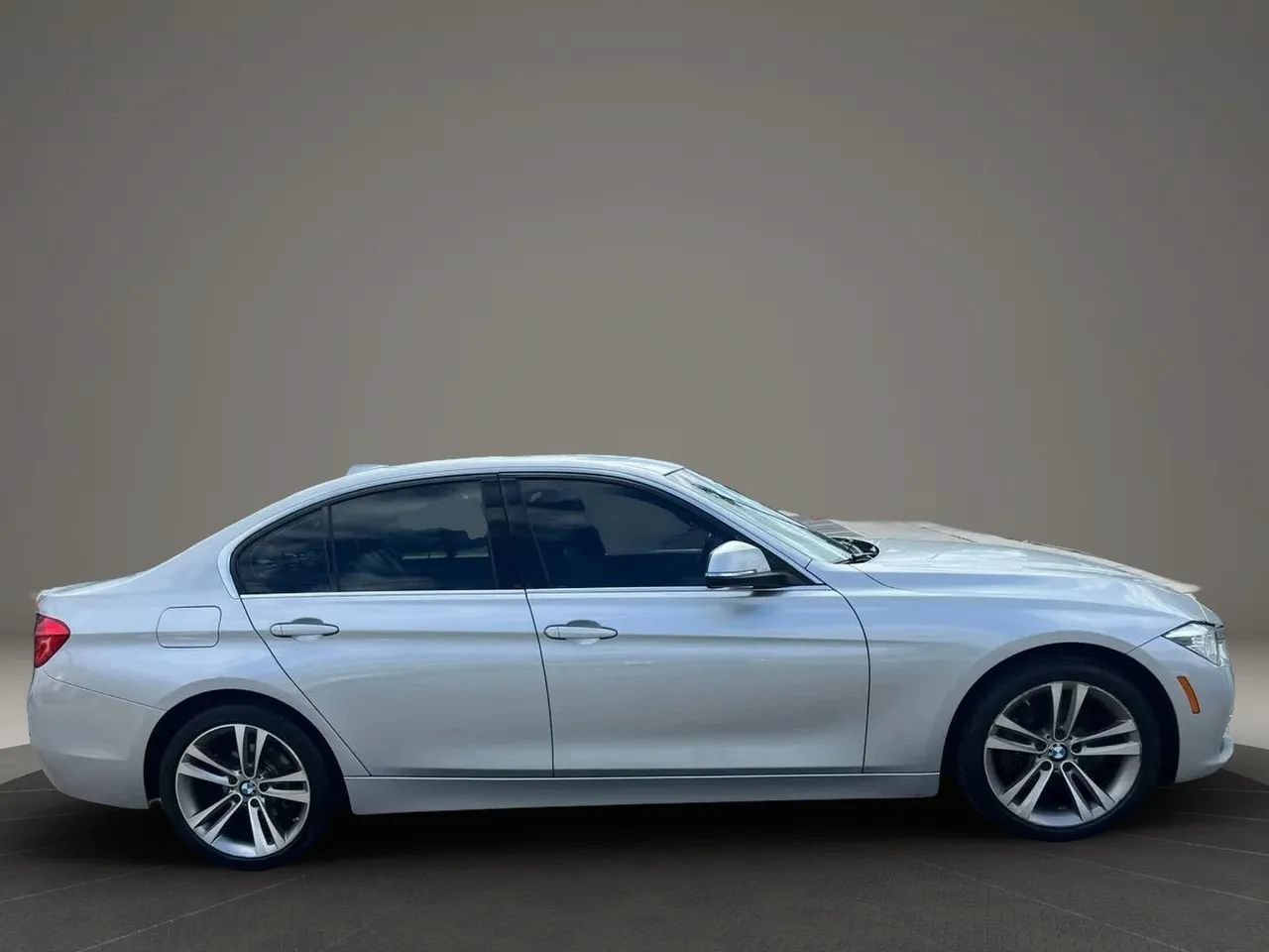 Used 2017 BMW 330i xDrive Sedan AWD/4WD image 4