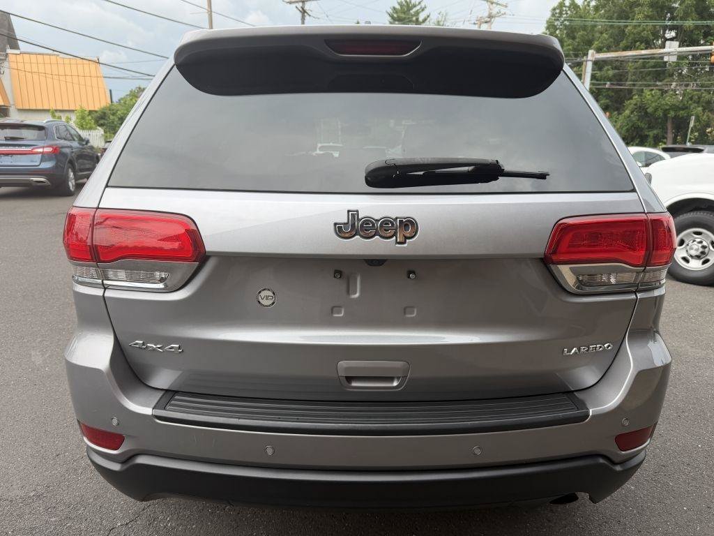 Used 2019 Jeep Grand Cherokee Laredo w/ 18" Wheel & 8.4" Radio Group AWD/4WD image 4