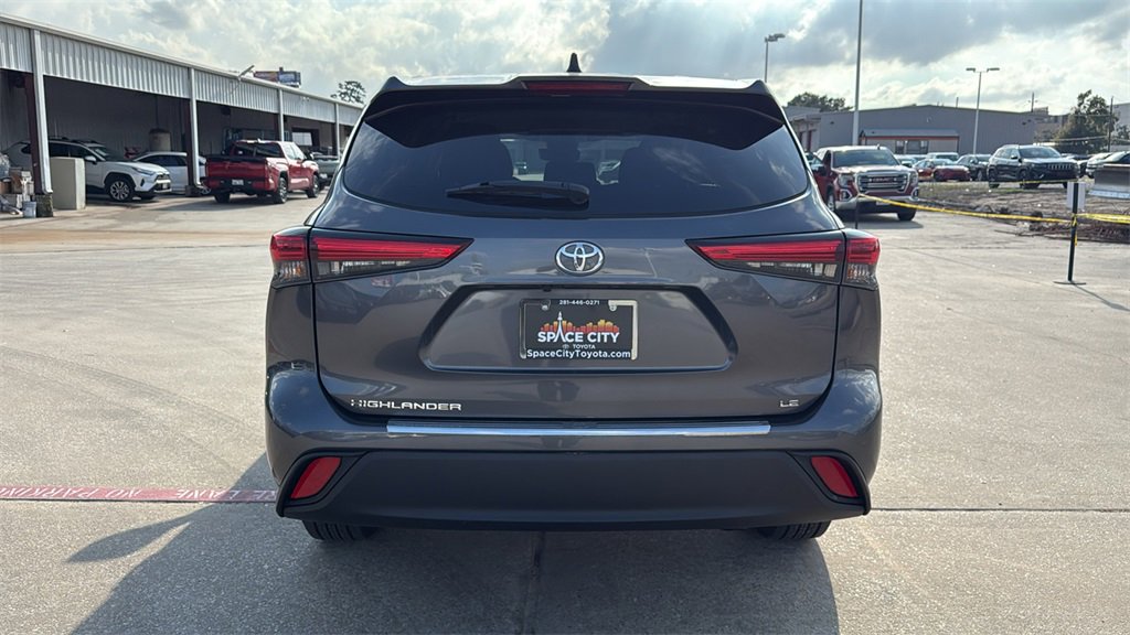 Used 2023 Toyota Highlander LE image 6