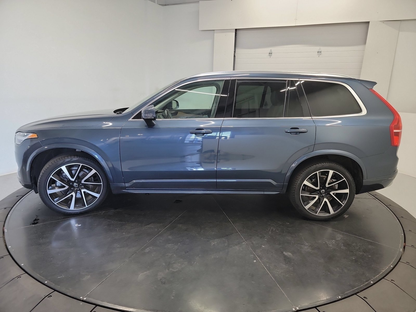 Used 2022 Volvo XC90 T6 Momentum w/ Climate Package AWD/4WD image 4