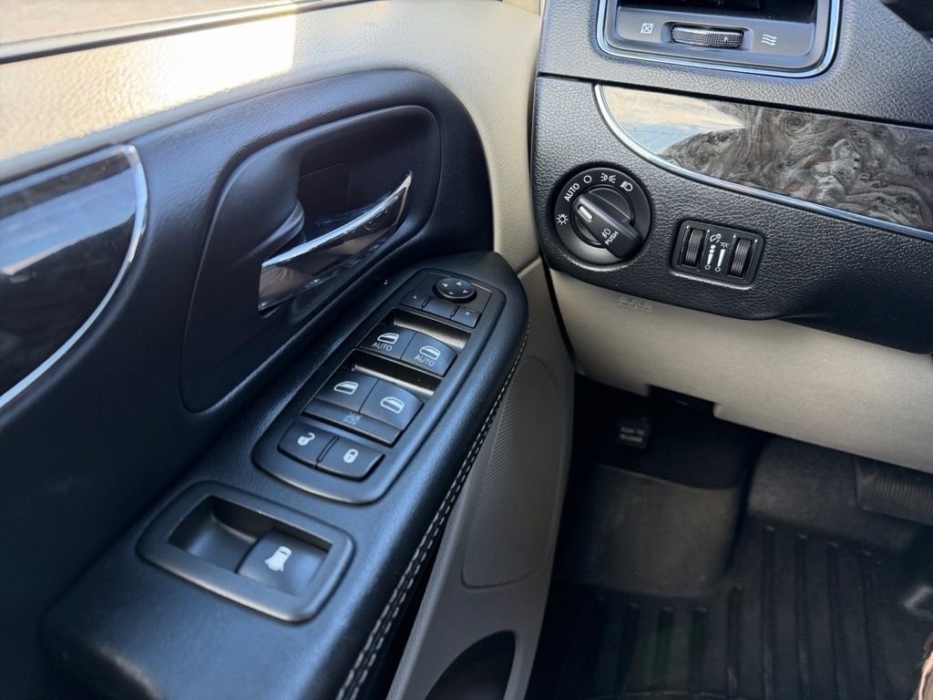 Used 2014 Chrysler Town & Country Touring image 19