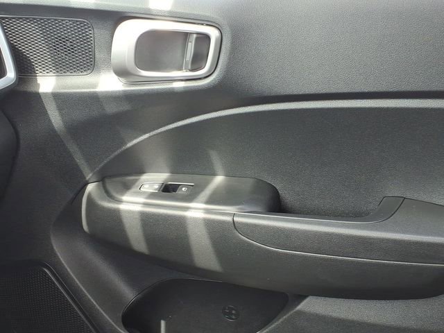 Used 2023 Hyundai Venue SEL image 17