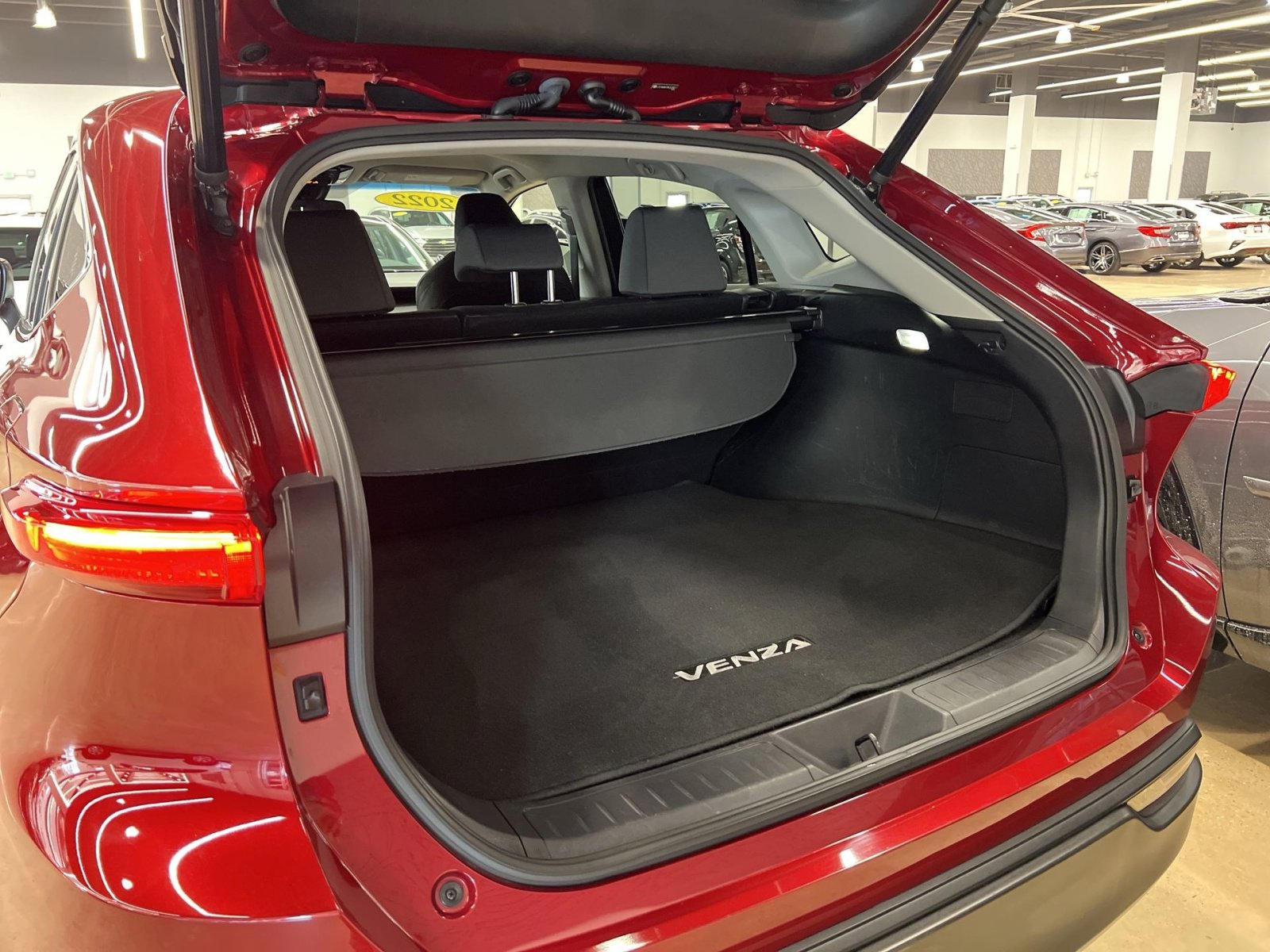 Used 2021 Toyota Venza LE w/ Carpet Mat Package (TMS) image 24