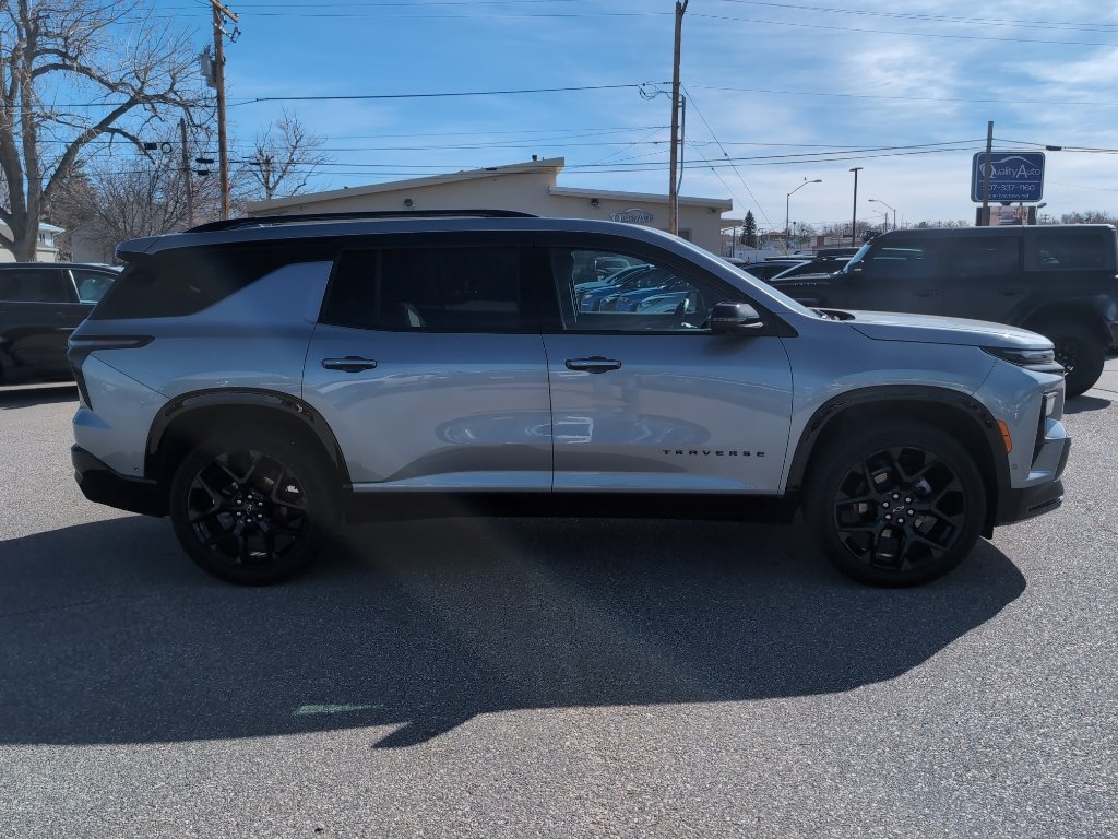 Used 2025 Chevrolet Traverse RS image 5