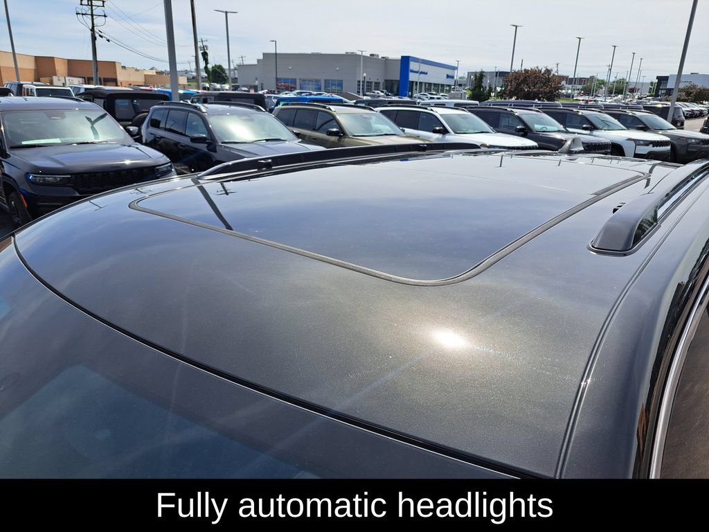 Used 2023 Jeep Grand Cherokee Overland AWD/4WD image 9