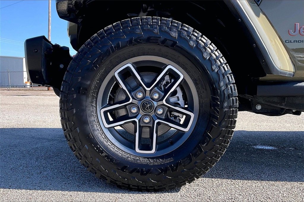 Used 2025 Jeep Gladiator Mojave image 35