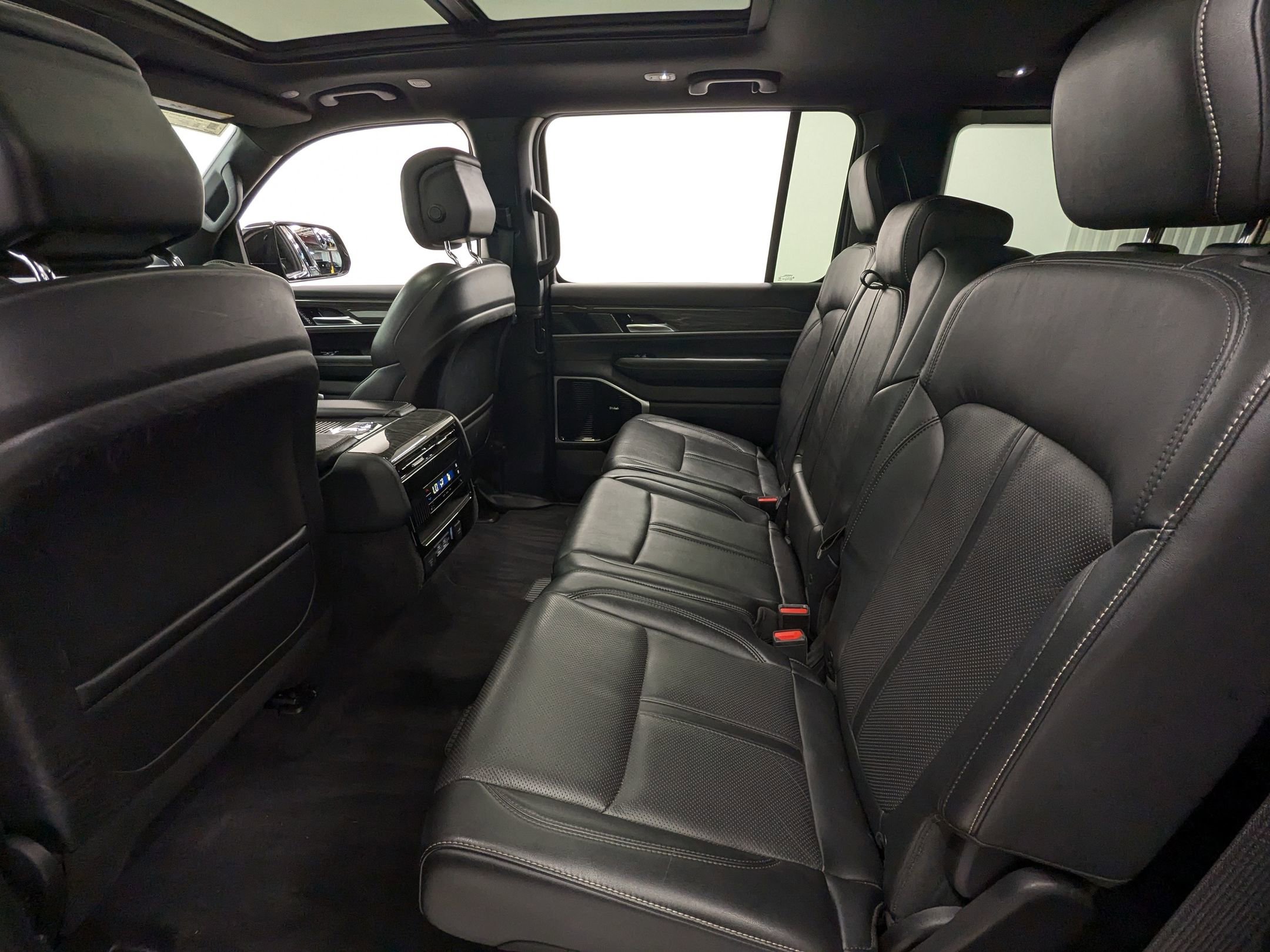 Used 2022 Jeep Wagoneer Series III w/ Premium Group I image 22