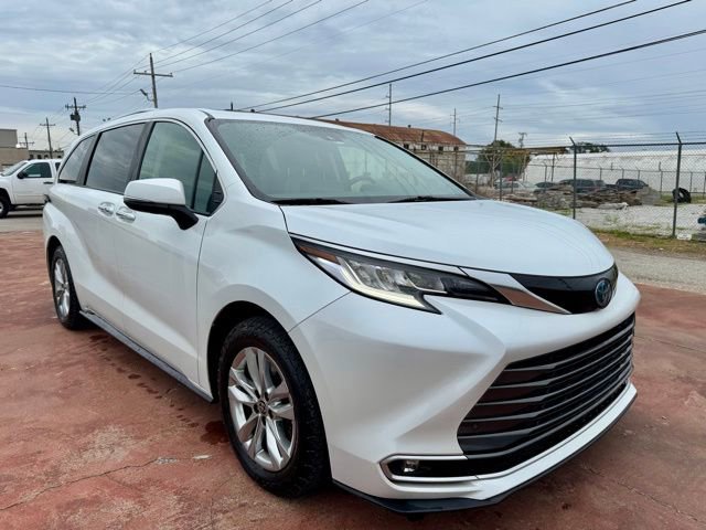 Used 2022 Toyota Sienna Limited FWD image 3