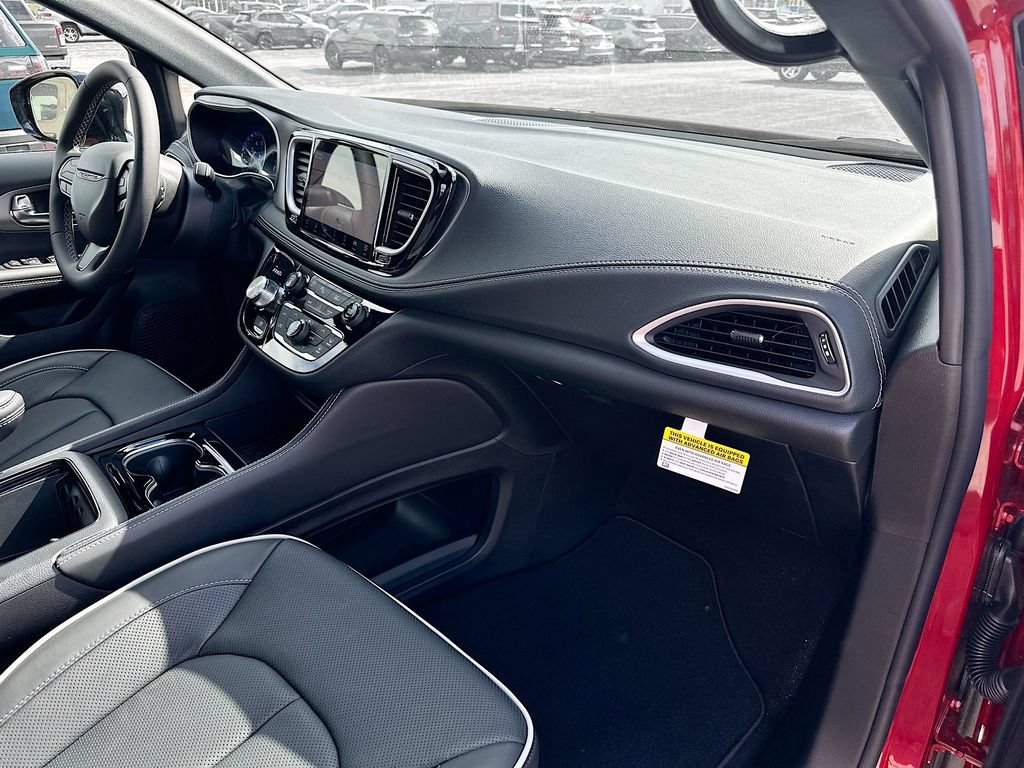 New 2027 Chrysler Pacifica Limited FWD image 38