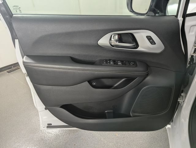 Used 2024 Chrysler Pacifica Limited FWD image 14