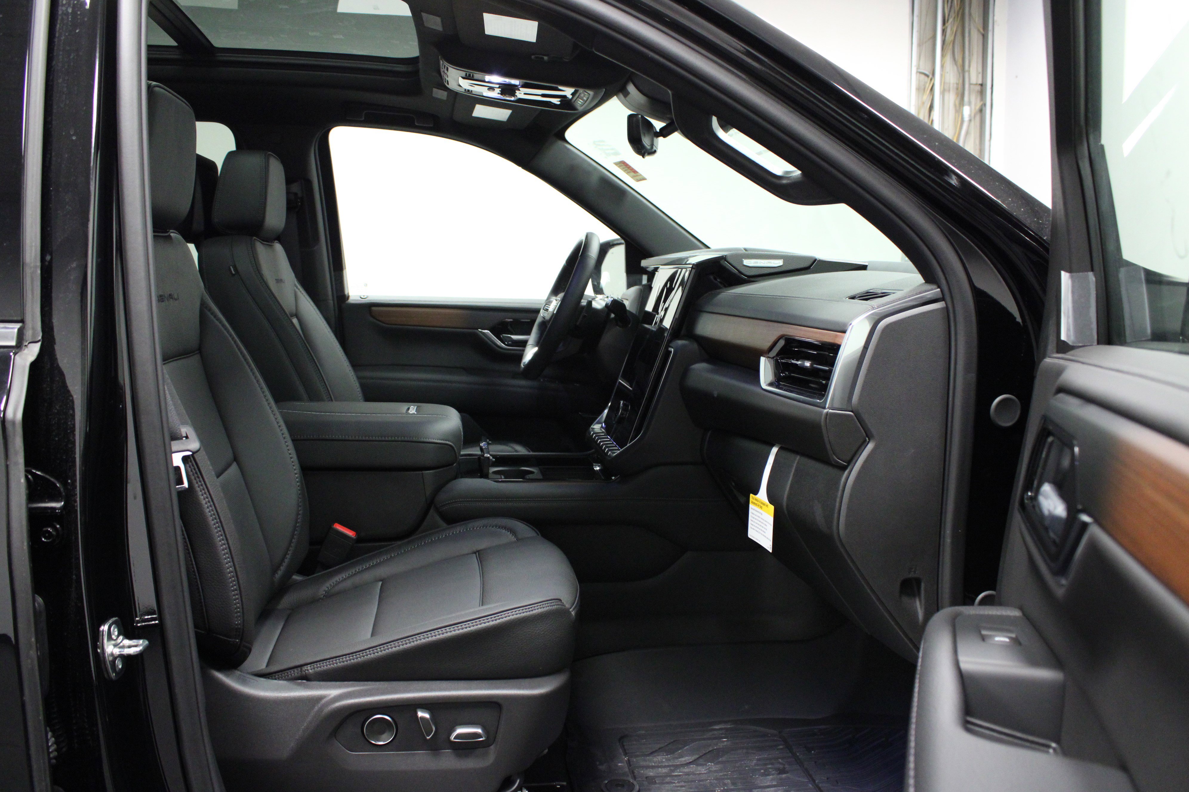 New 2026 GMC Yukon XL Denali w/ Denali Reserve Package image 17