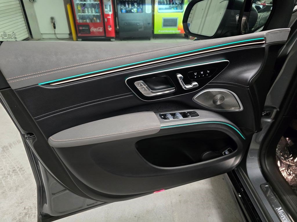 Used 2023 Mercedes-Benz EQS 580 4MATIC SUV w/ Exclusive Trim Package image 15