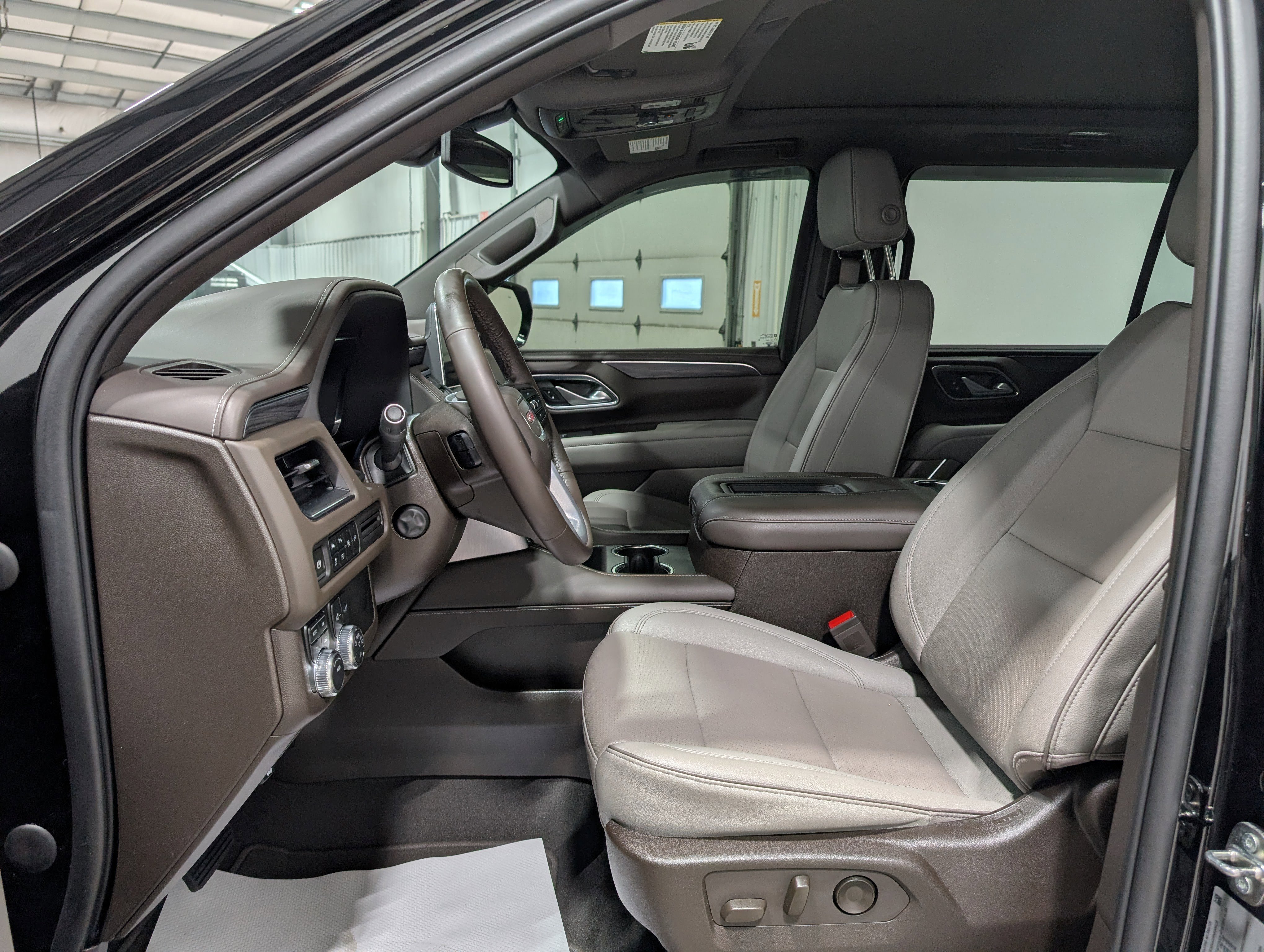 Used 2022 GMC Yukon XL SLT w/ SLT Luxury Package image 16