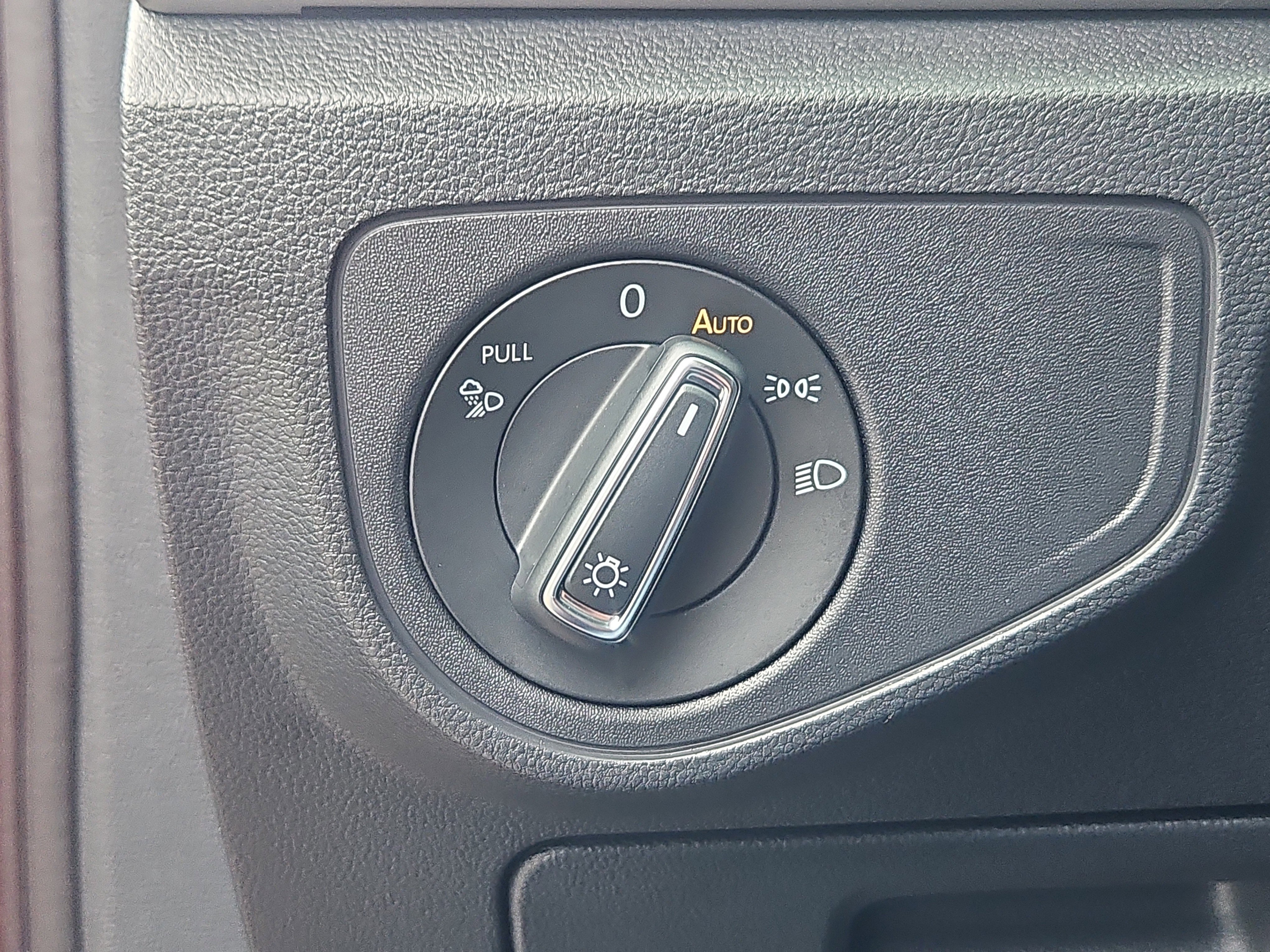 Certified 2020 Volkswagen Atlas Cross Sport SE w/ Panoramic Sunroof Package image 11