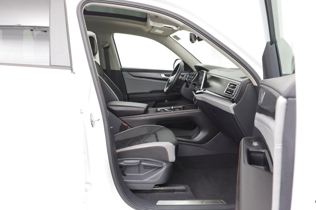 Used 2025 Volkswagen Atlas Peak Edition SE AWD/4WD image 18