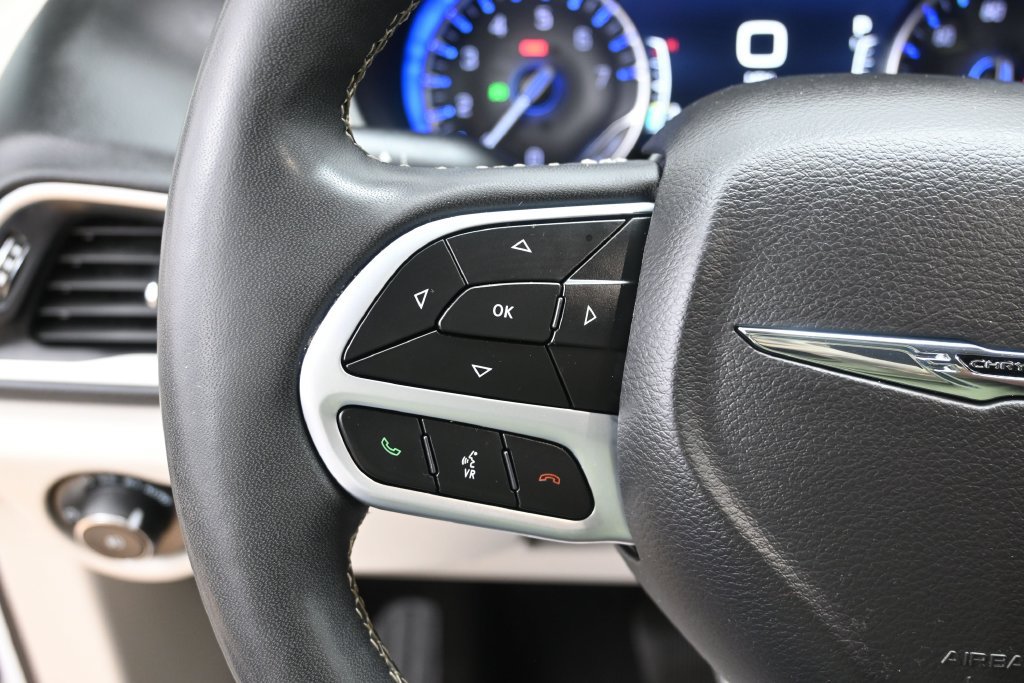 Used 2024 Chrysler Pacifica Touring-L FWD image 13