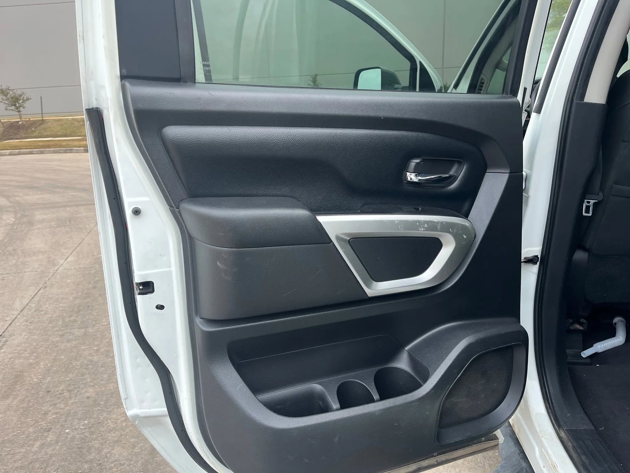 Used 2017 Nissan Titan SV image 16