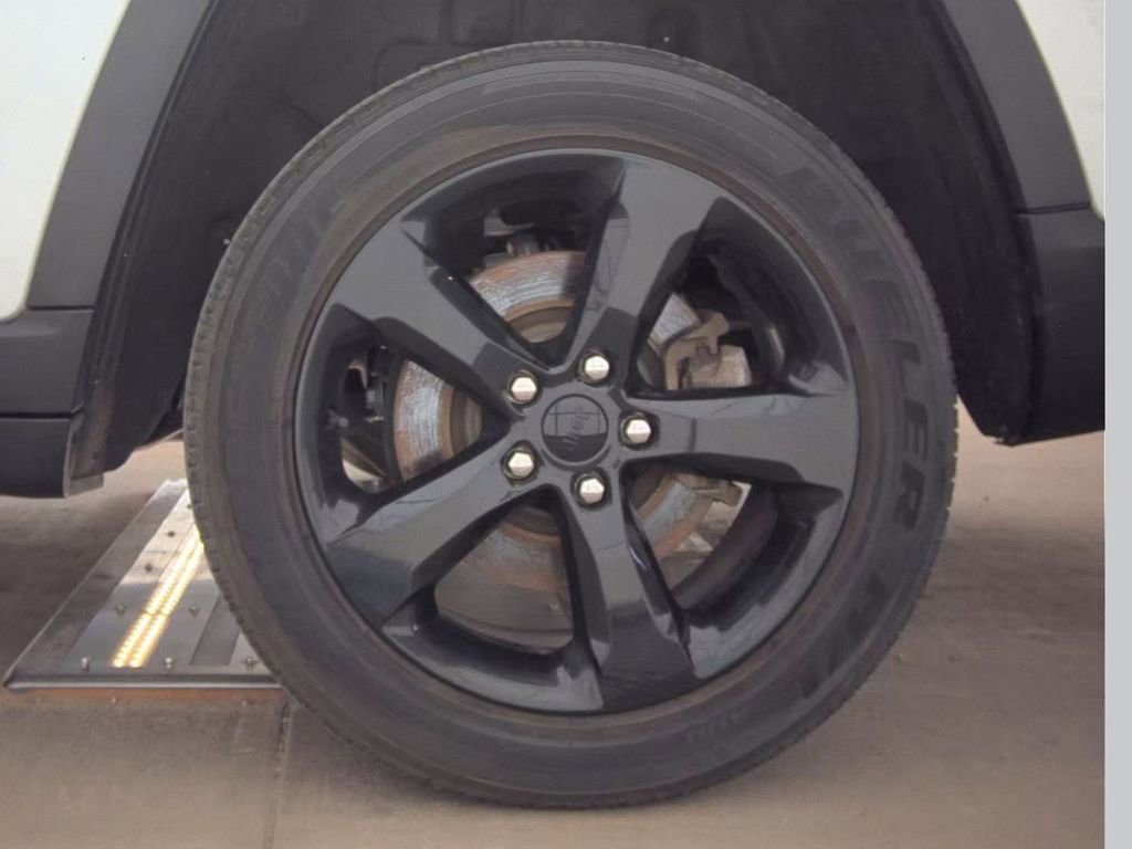 Used 2023 Jeep Grand Cherokee L Laredo AWD/4WD image 4