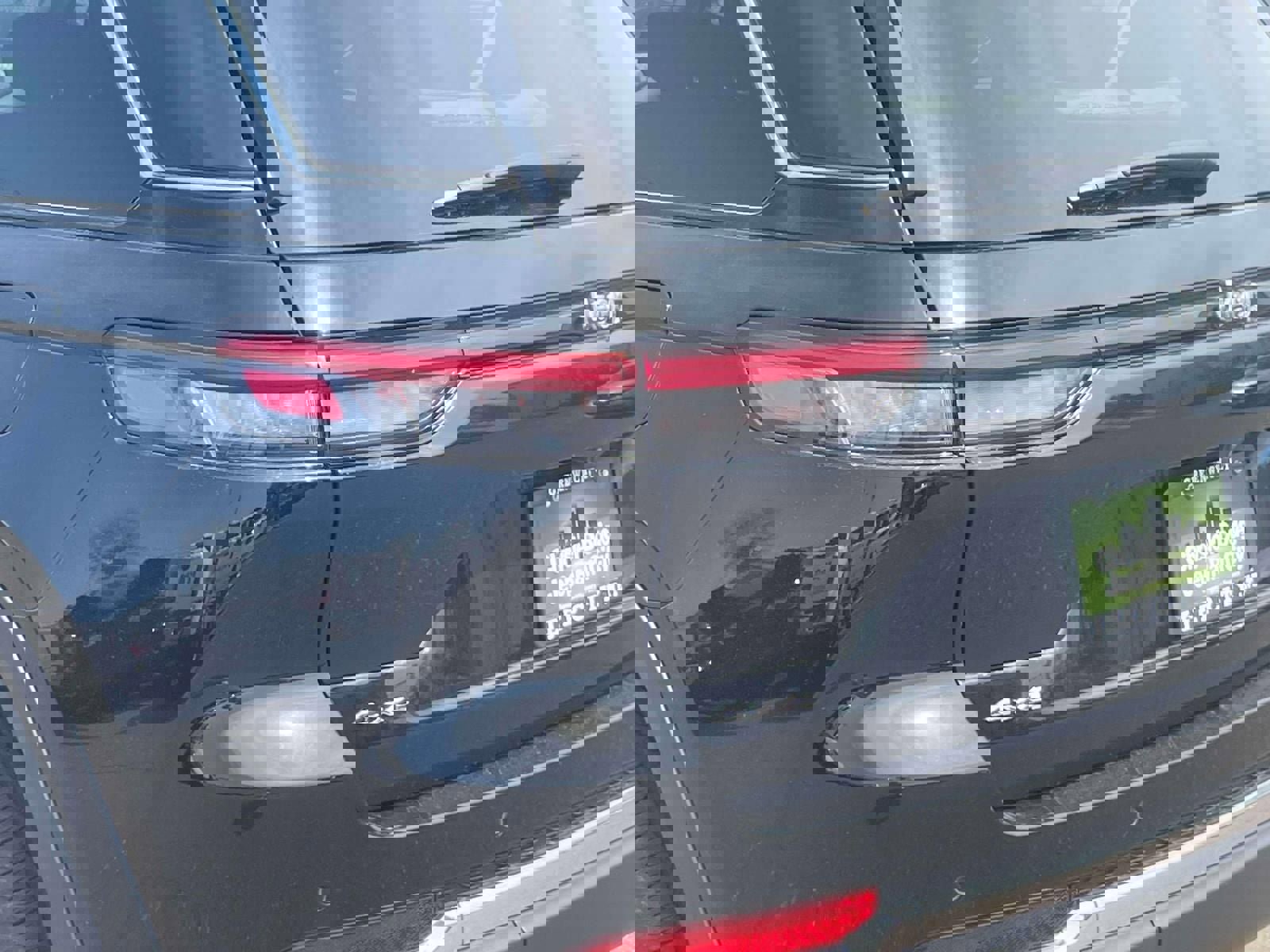 Used 2023 Jeep Grand Cherokee Laredo AWD/4WD image 11