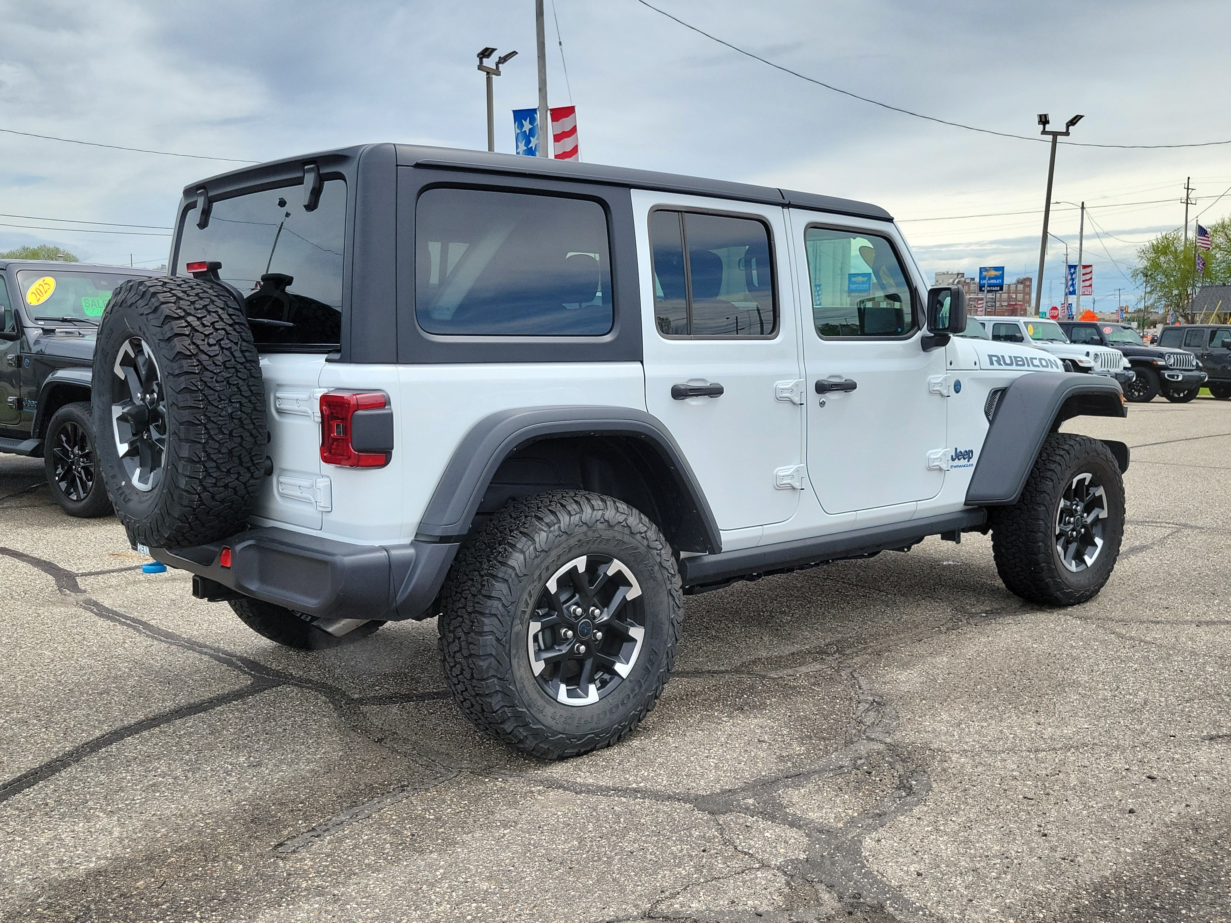 Used 2025 Jeep Wrangler Unlimited Rubicon 4xe w/ Convenience Group AWD/4WD image 4
