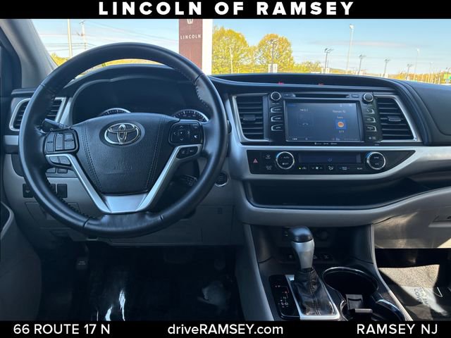 Used 2017 Toyota Highlander XLE w/ Carpet Mat Package AWD/4WD image 24
