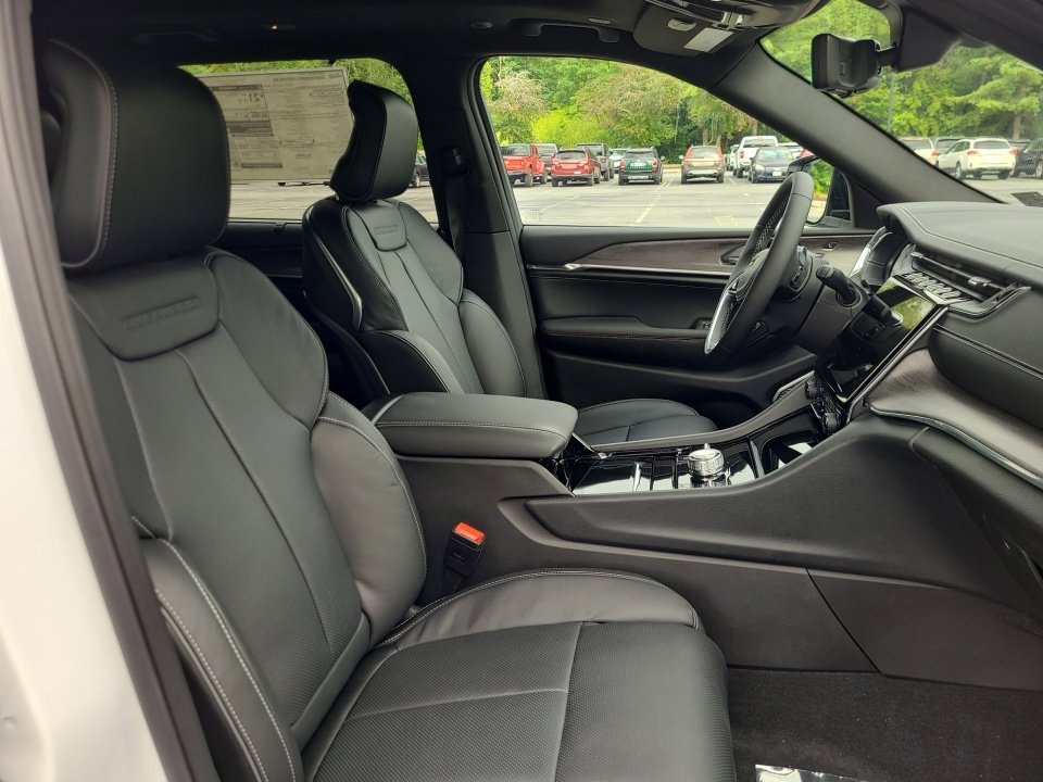 New 2025 Jeep Grand Cherokee L Overland w/ Luxury Tech Group IV image 28