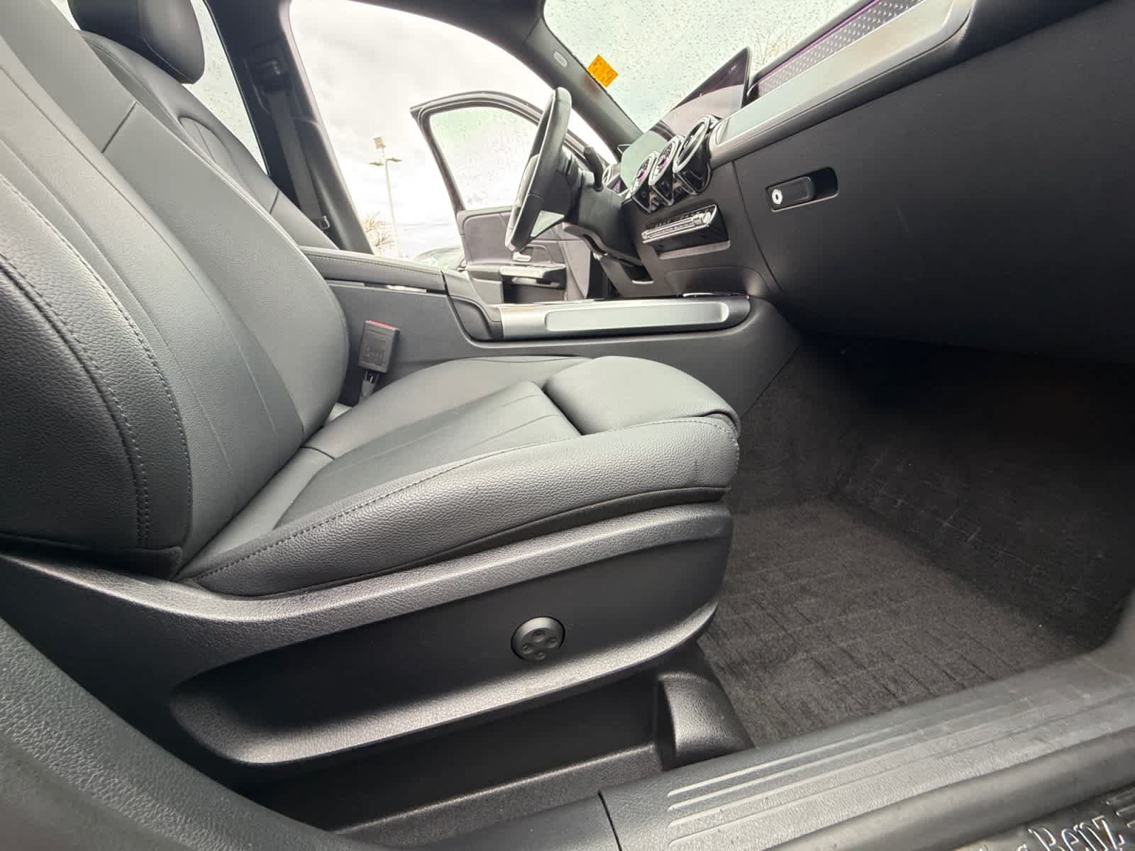 Used 2024 Mercedes-Benz GLB 250 4MATIC image 28