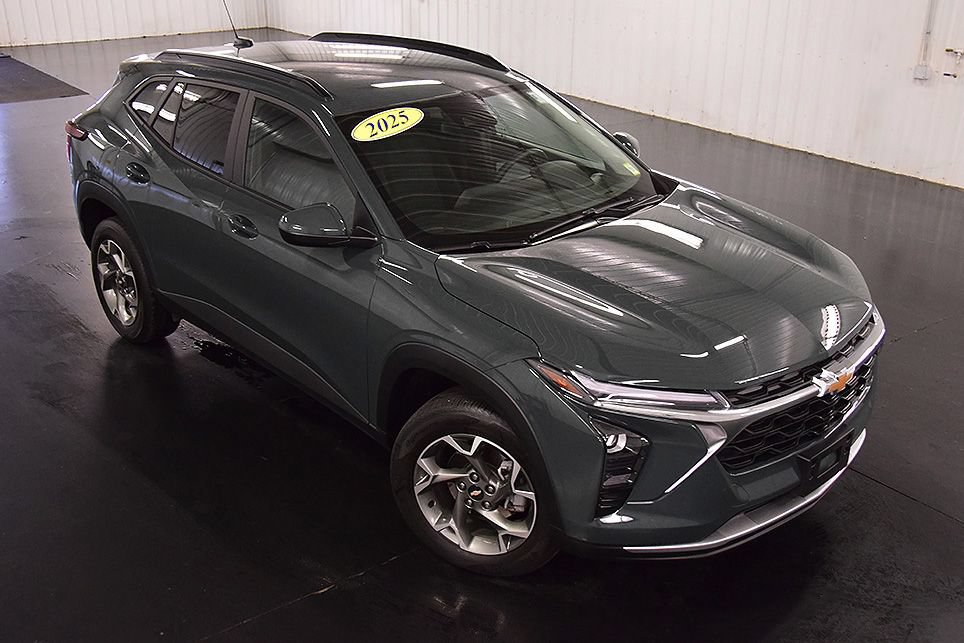 Used 2025 Chevrolet Trax LT w/ Driver Confidence Package FWD image 11