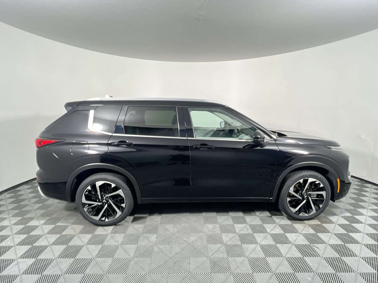 Used 2024 Mitsubishi Outlander SEL FWD image 2
