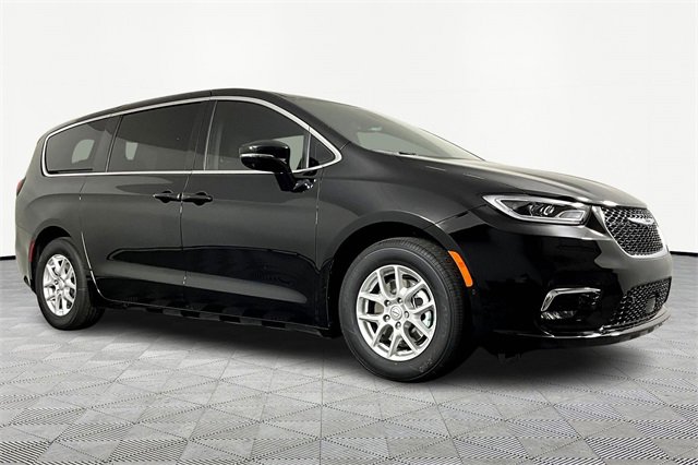 New 2026 Chrysler Pacifica Select image 3