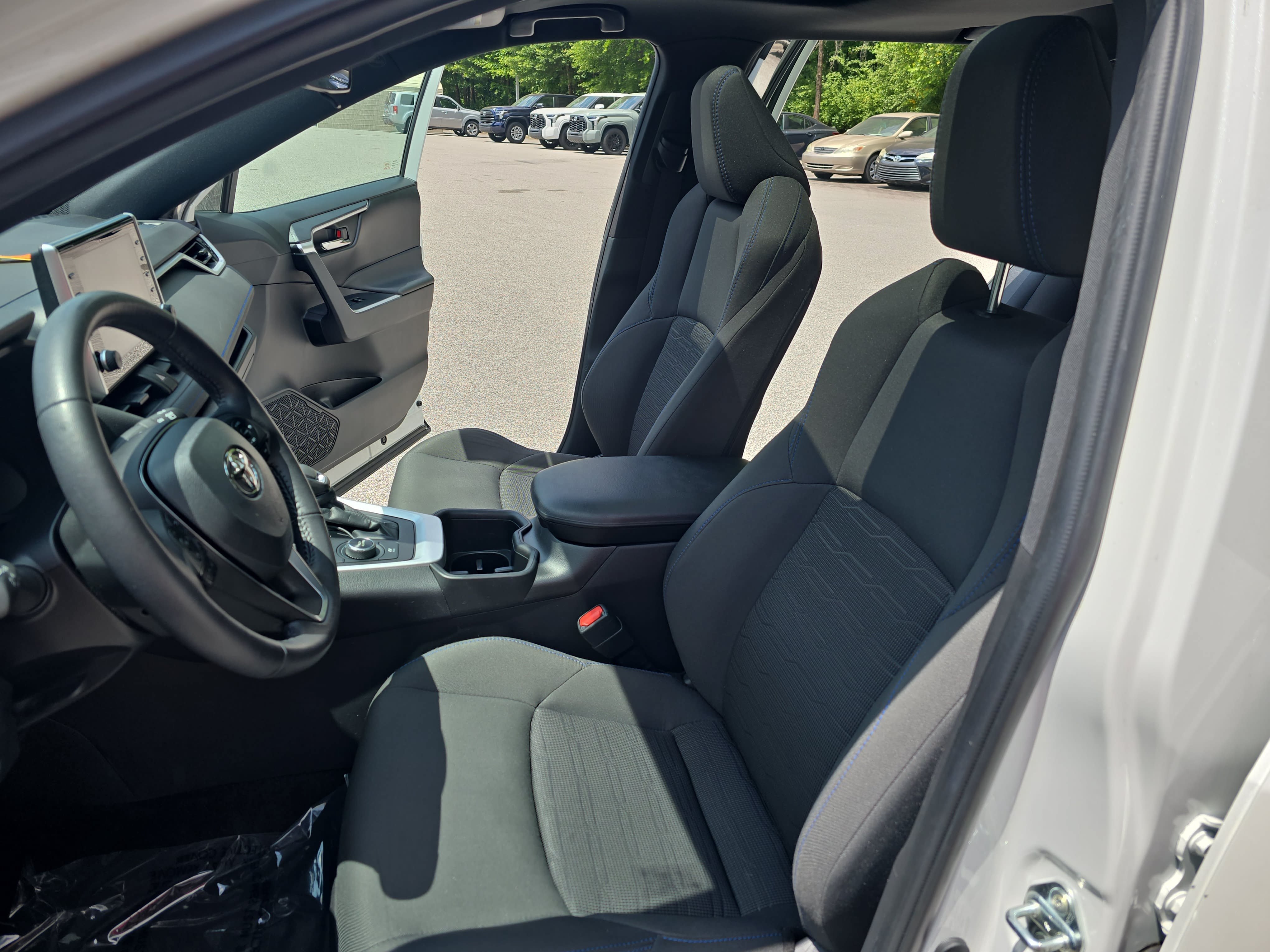 Used 2022 Toyota RAV4 SE w/ Convenience Package AWD/4WD image 15