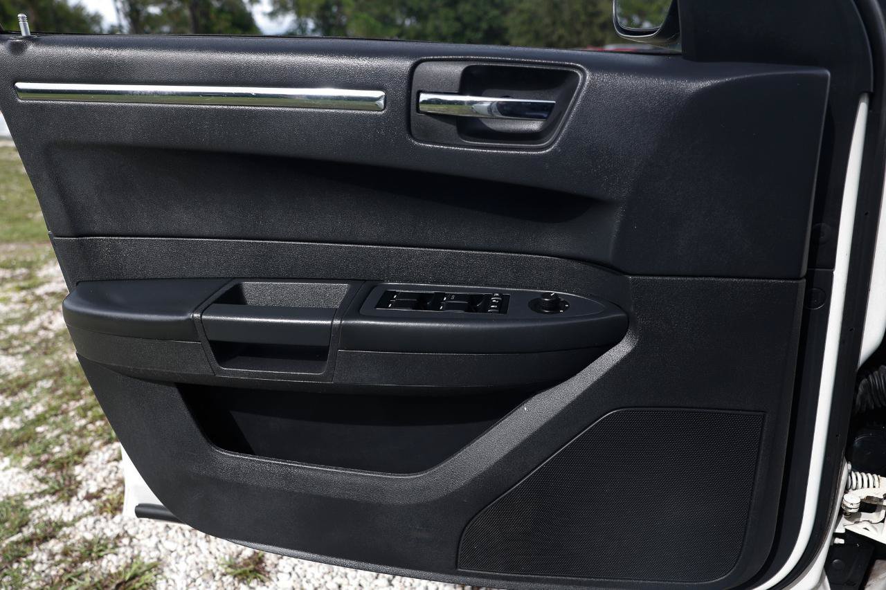 Used 2010 Chrysler 300 Touring RWD image 37