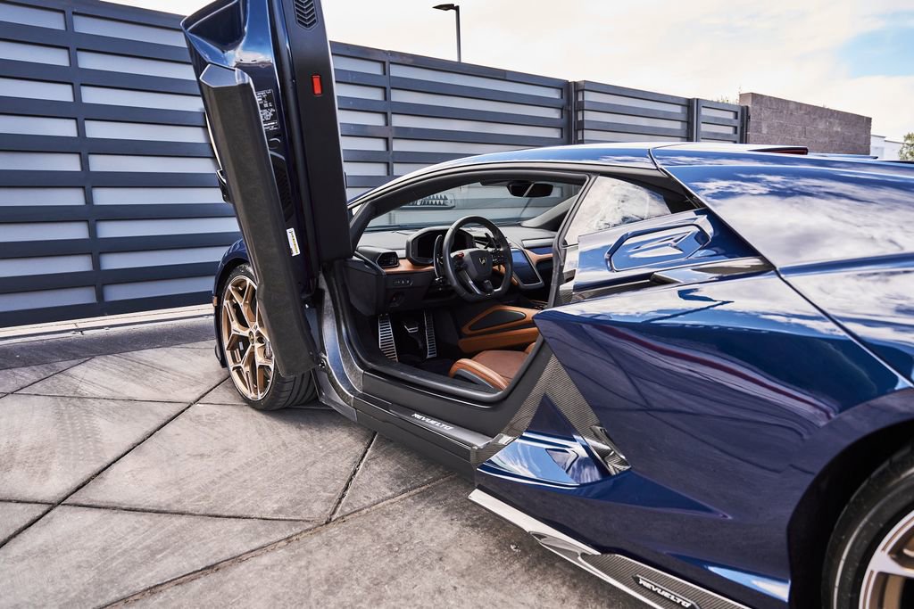 Used 2025 Lamborghini Revuelto AWD/4WD image 41