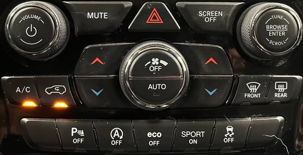 Used 2020 Jeep Grand Cherokee Limited w/ Luxury Group II AWD/4WD image 39