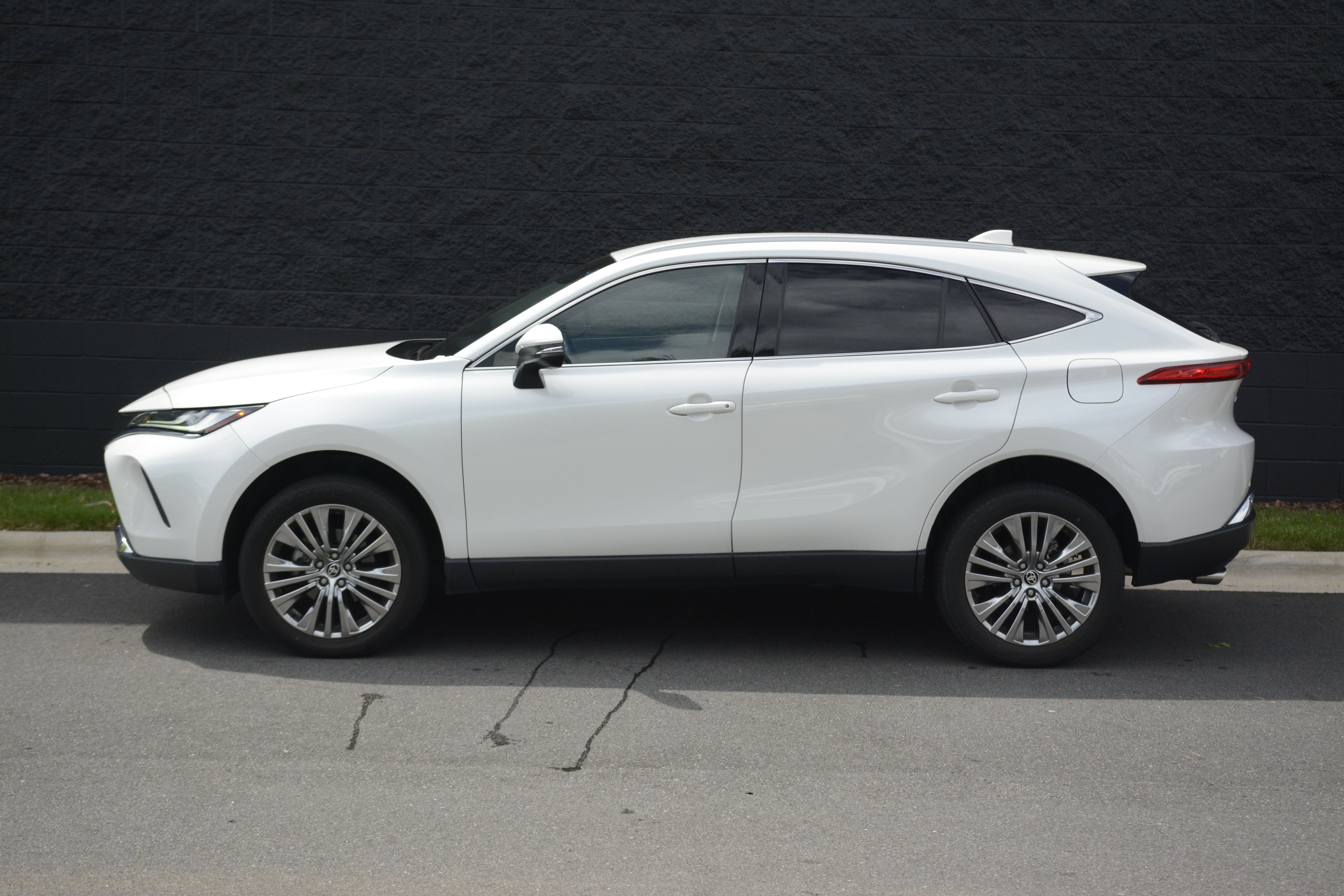Used 2022 Toyota Venza XLE AWD/4WD image 2