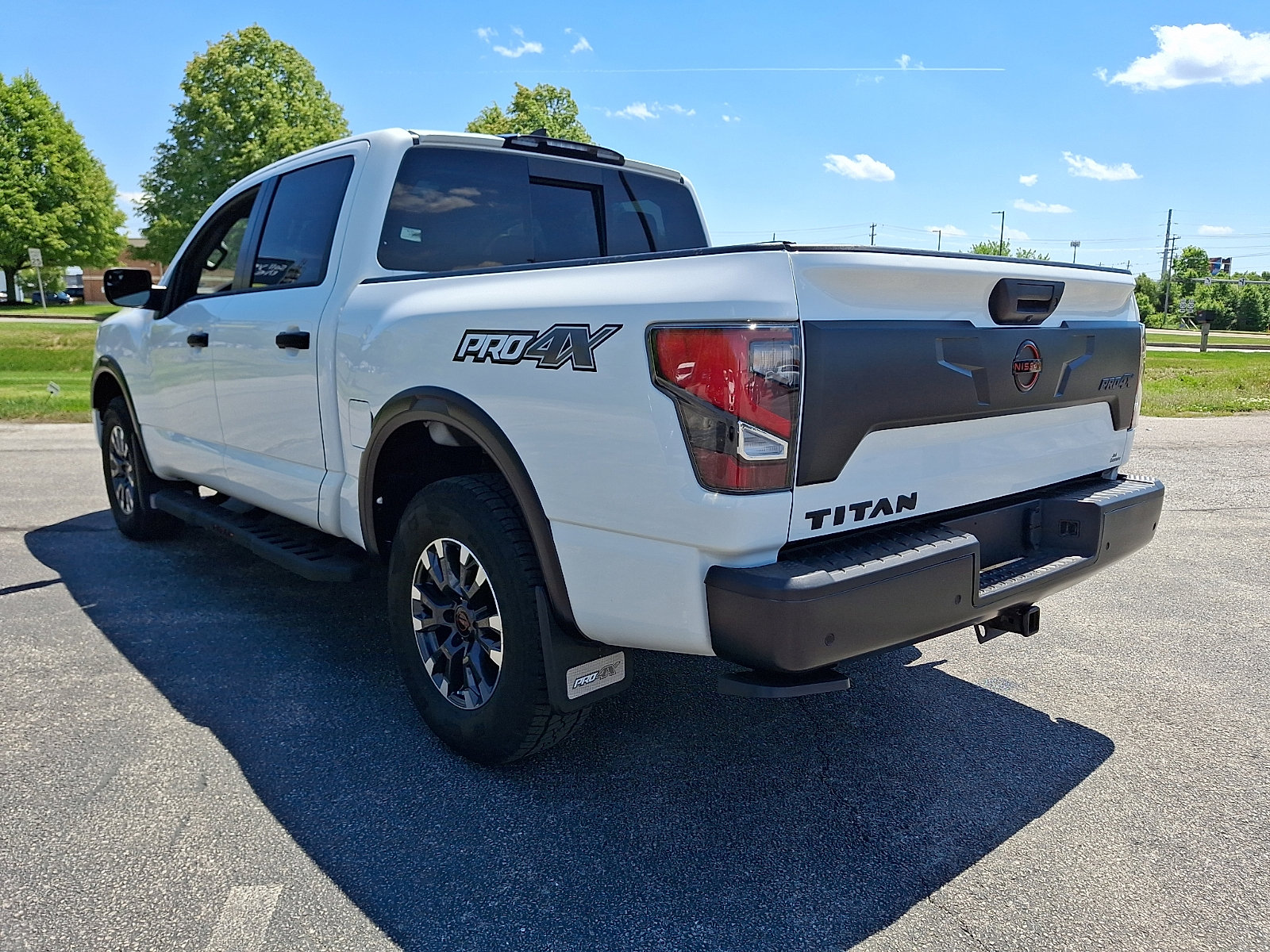 Used 2024 Nissan Titan PRO-4X w/ Pro-4x Convenience Package AWD/4WD image 8