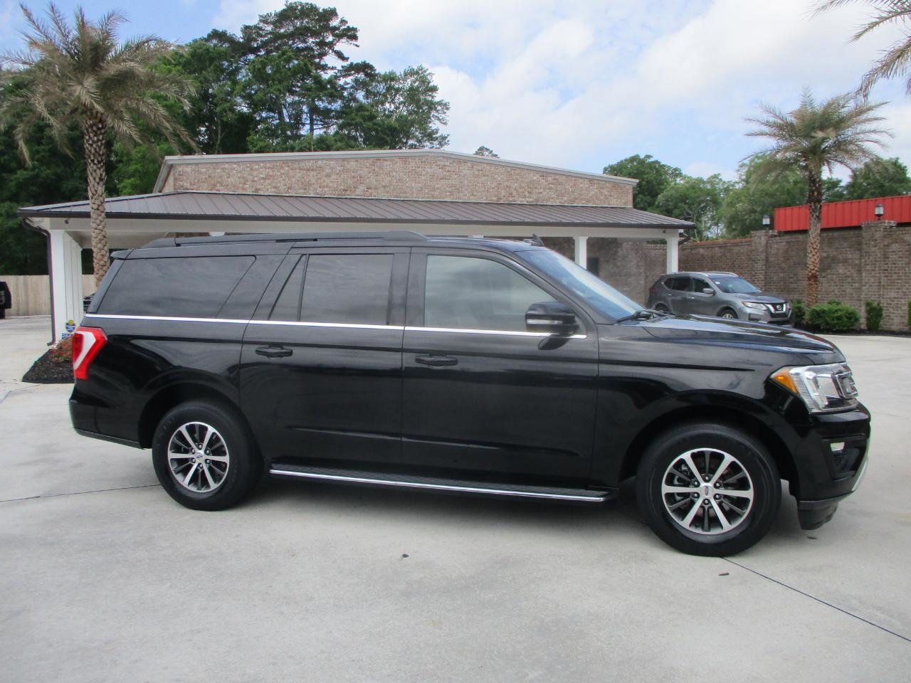 Used 2018 Ford Expedition Max XLT w/ Equipment Group 202A RWD image 1