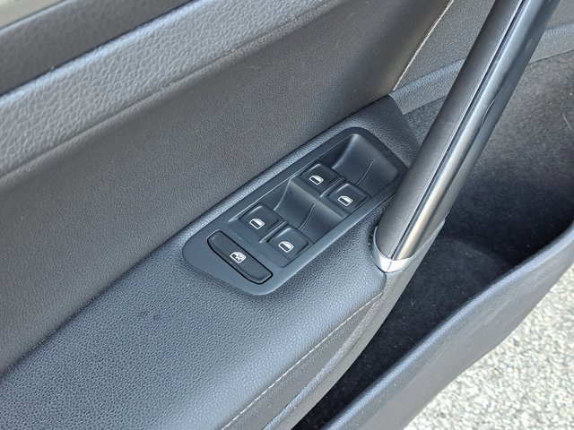 Used 2015 Volkswagen Golf TDI S image 19