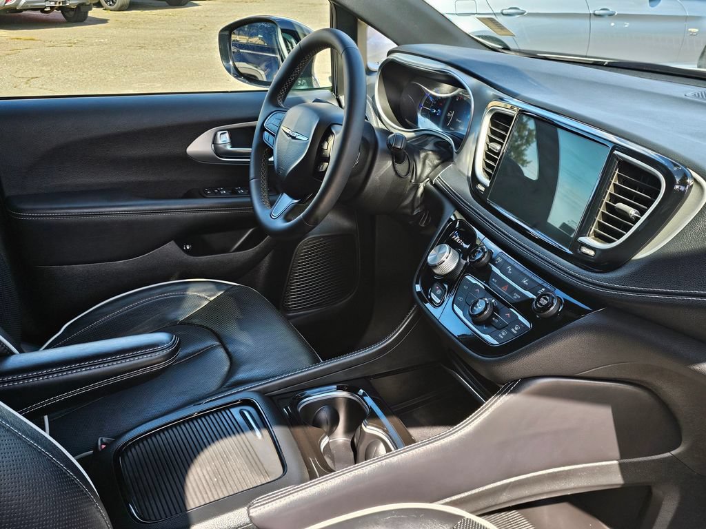 Used 2023 Chrysler Pacifica Limited w/ S Appearance Package FWD image 11