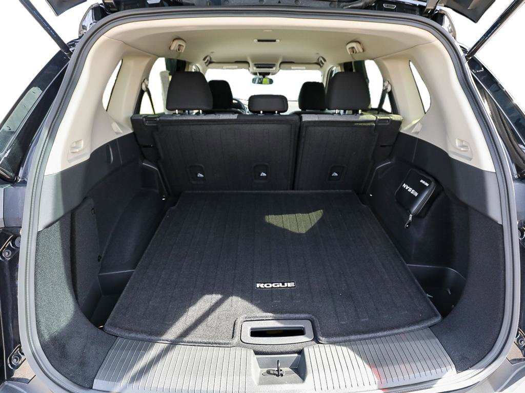Used 2023 Nissan Rogue SV image 2
