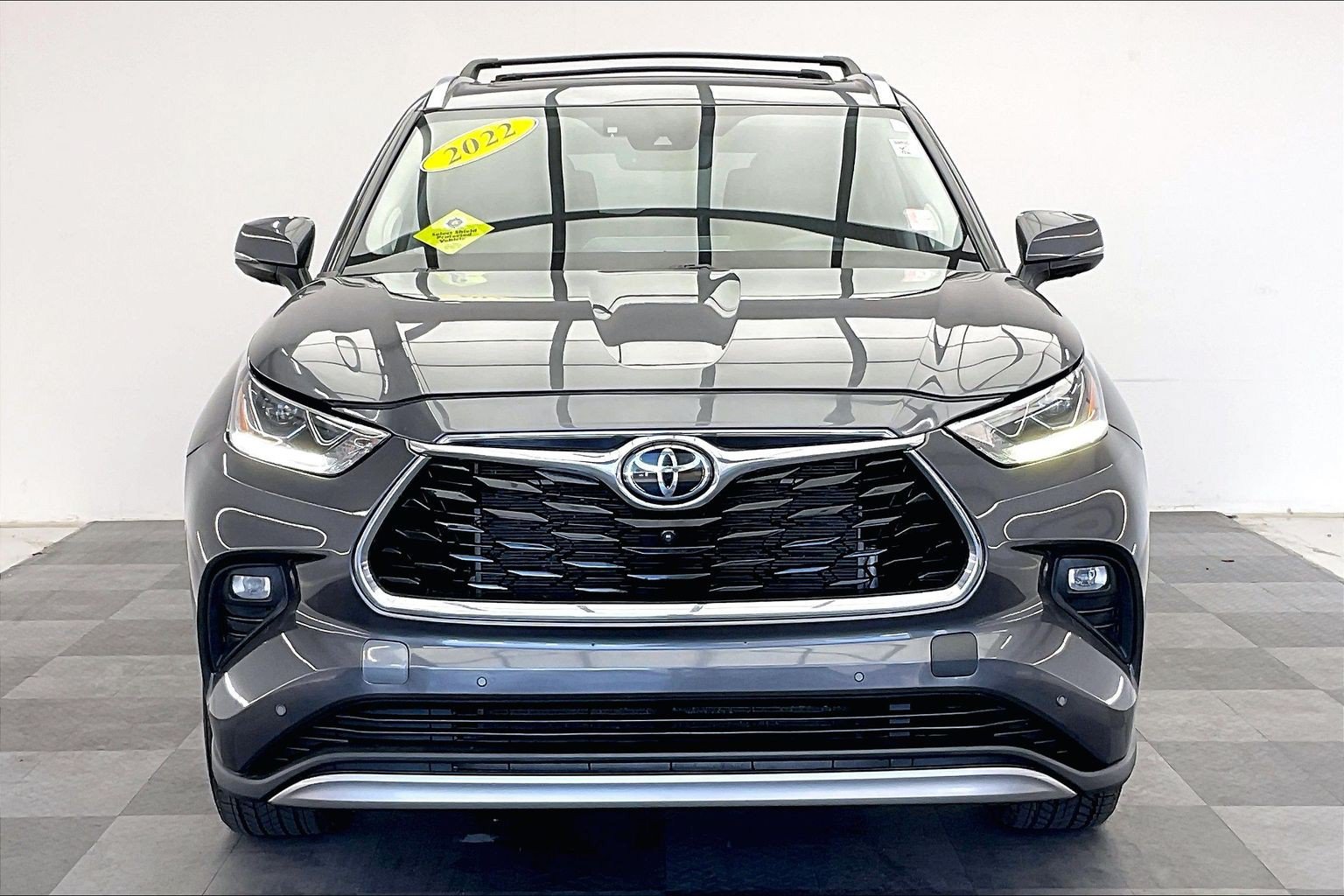 Used 2022 Toyota Highlander Platinum FWD image 2