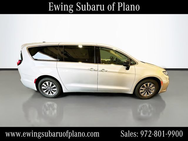 Used 2024 Chrysler Pacifica Limited FWD image 8