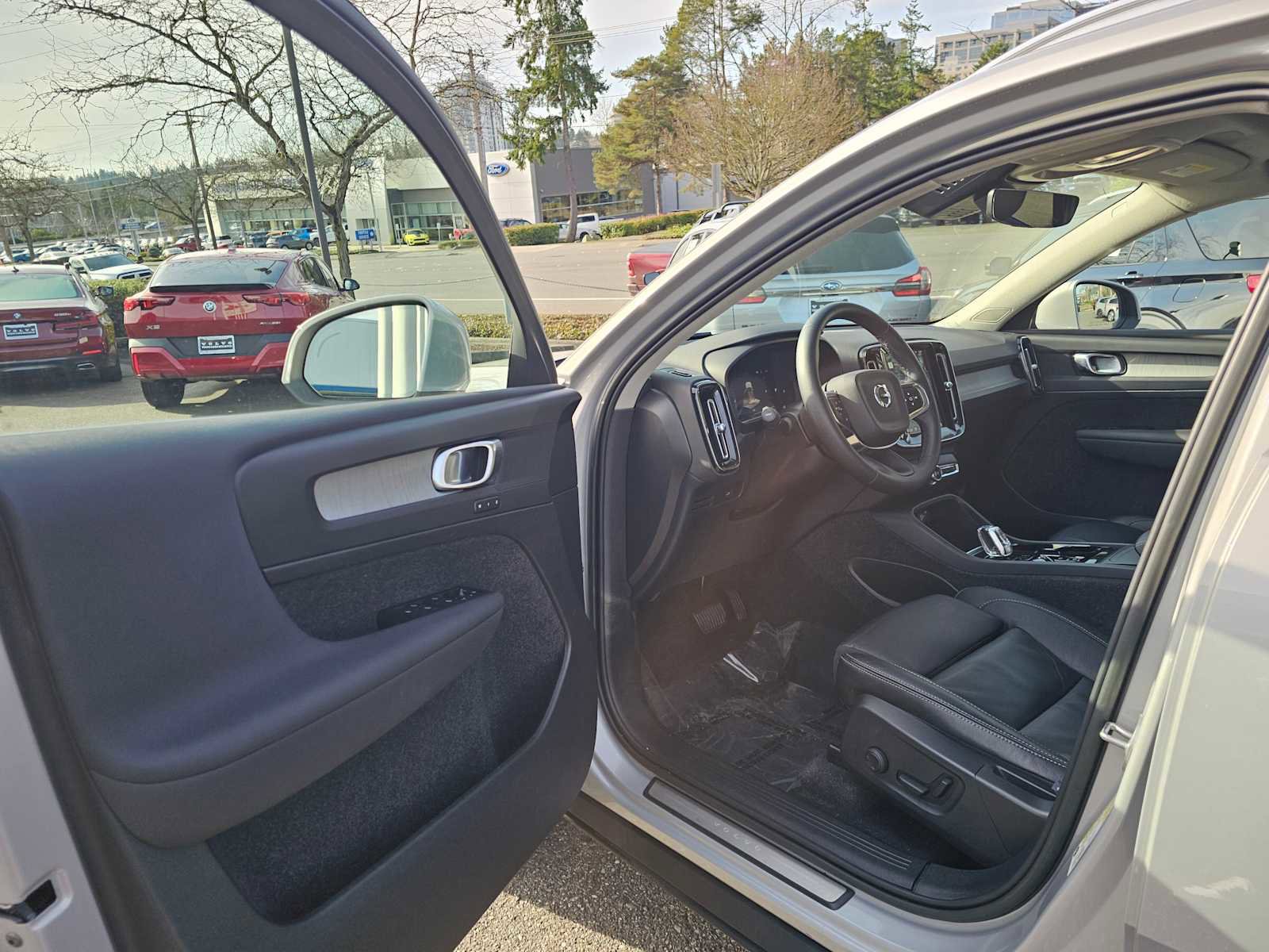 Used 2023 Volvo XC40 B4 Plus w/ Protection Package Premier FWD image 24