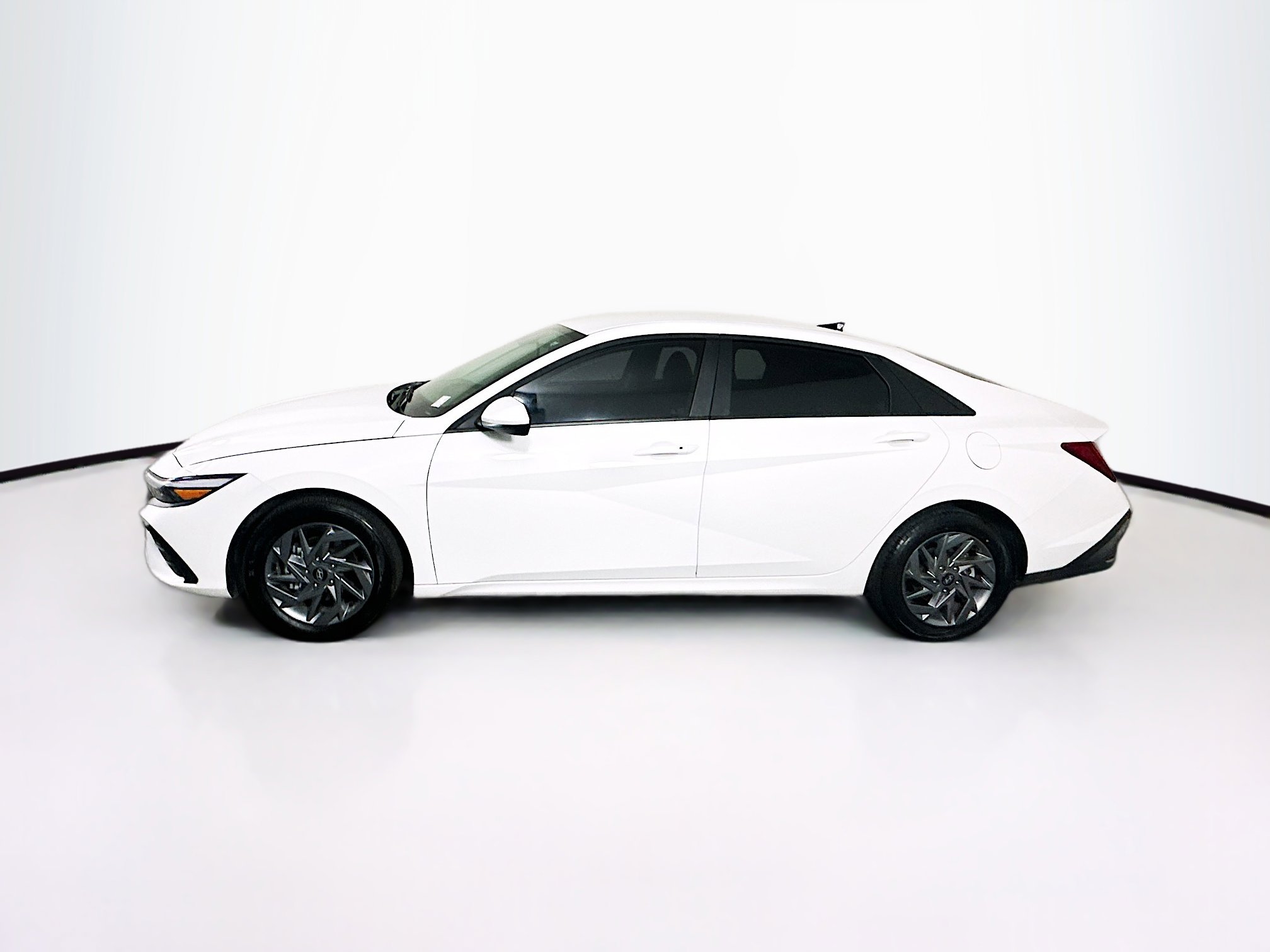 Used 2025 Hyundai Elantra Blue image 4