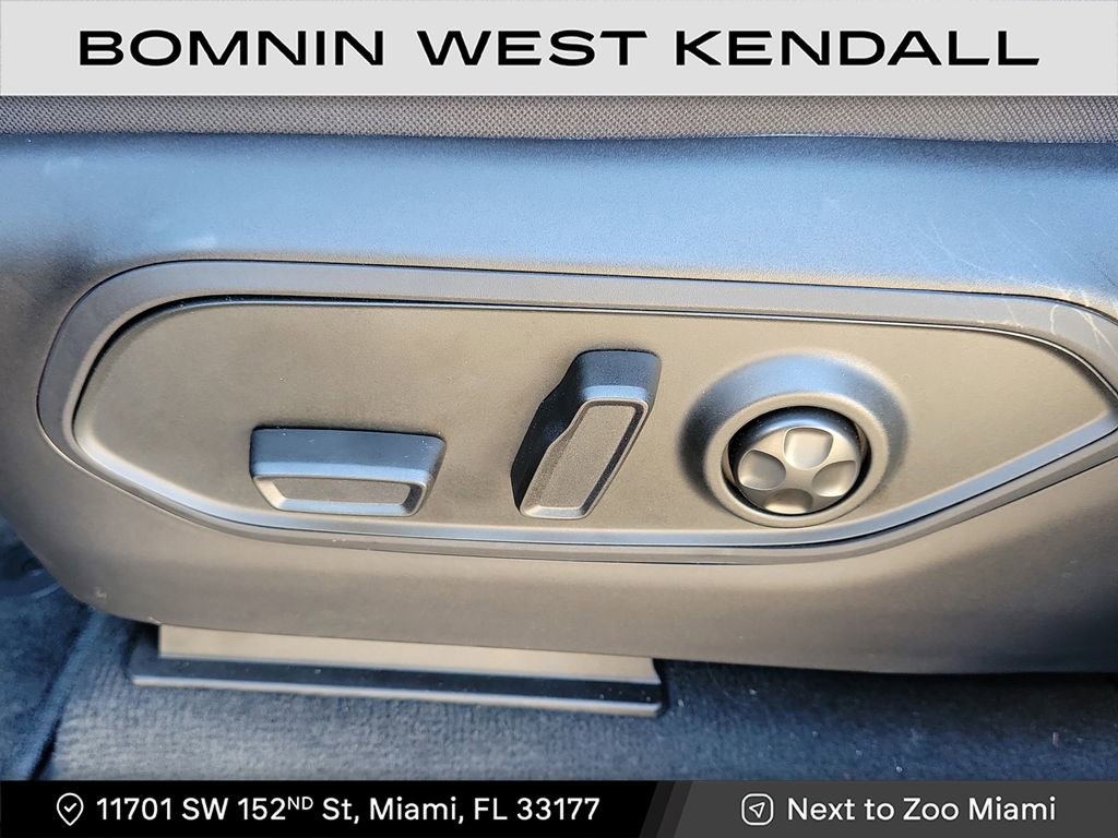 Used 2025 Jeep Grand Cherokee Limited w/ Black Appearance Package image 9