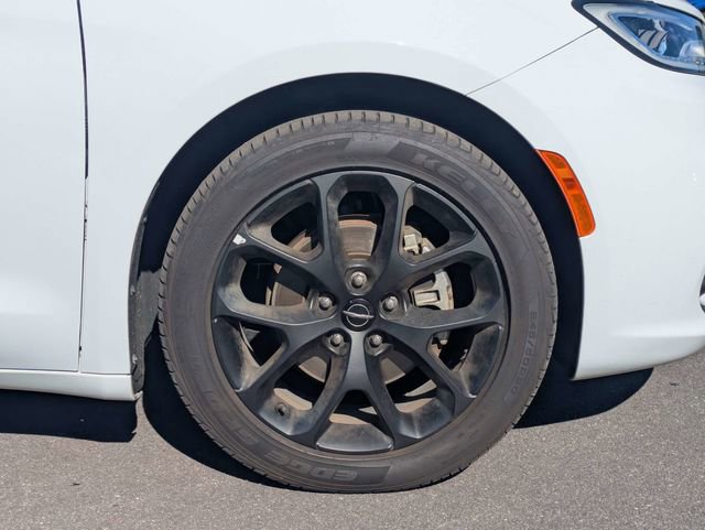 Used 2025 Chrysler Pacifica Limited image 11